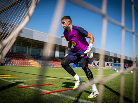 Joan Garcia is back to barcelona team