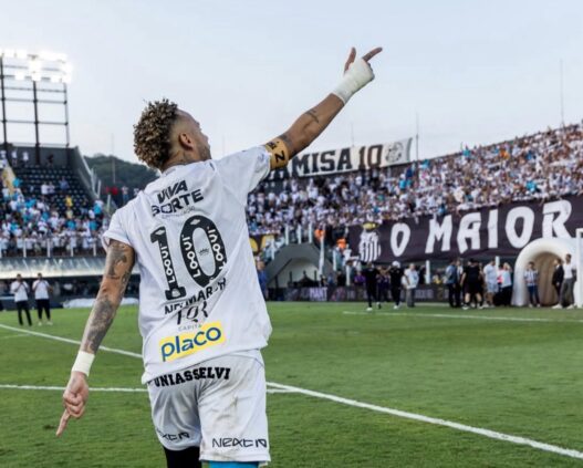 Neymar jr signs new deal with santos